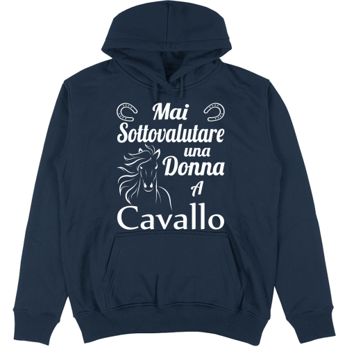 Maglietta Divertente 'Mai Sottovalutare Una Donna Che Guida Un Cinquino' – T-shirt Per Amanti Della 500, Regalo Perfetto Per Mamma E Nonna Appassionate Di Auto D'epoca