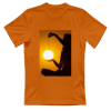 T-shirt con una persona che tiene una luce che ill