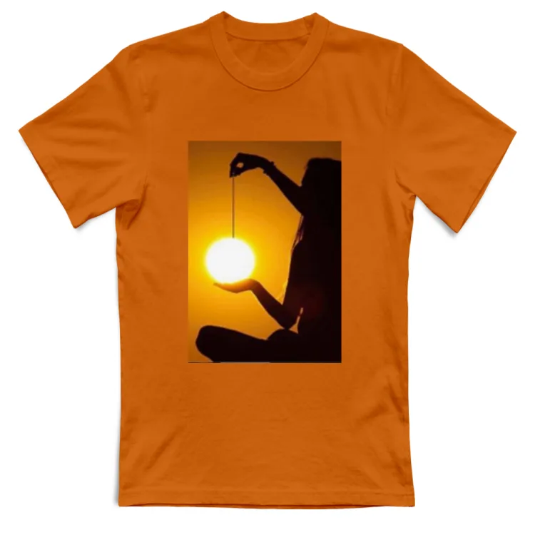 T-shirt con una persona che tiene una luce che ill