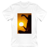 T-shirt con una persona che tiene una luce che ill