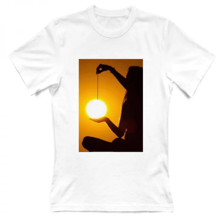 T-shirt con una persona che tiene una luce che ill