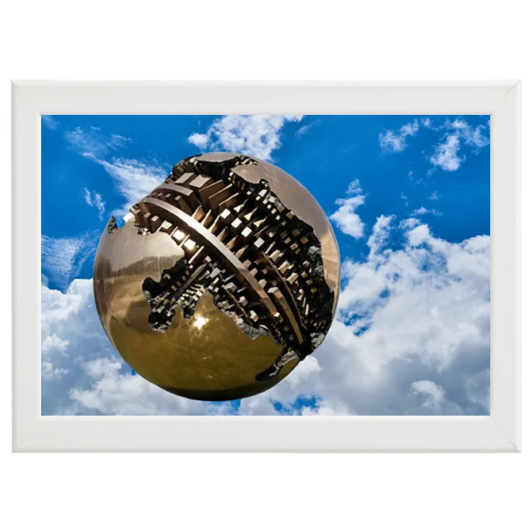 A. Pomodoro scultura nel cielo